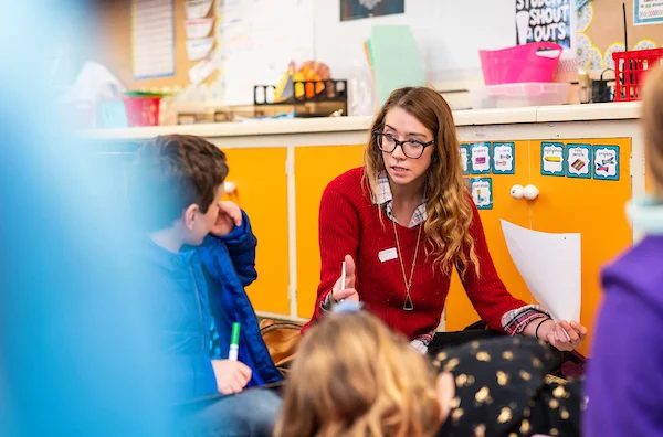 The Teachers College student teaching at elementary school