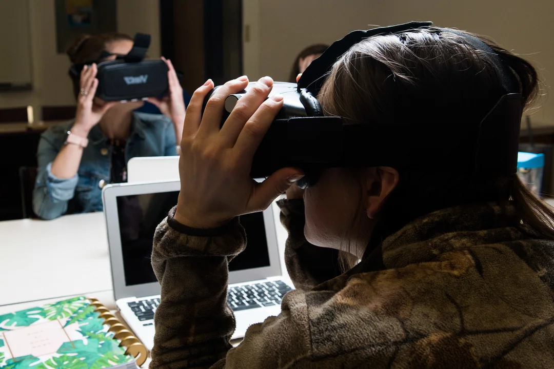 Students using virtual reality glasses